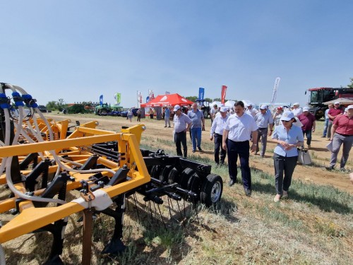 Дебют трактора Кировец К-530 и роторного зерноуборочного комбайна  GOMSELMASH GR700 
